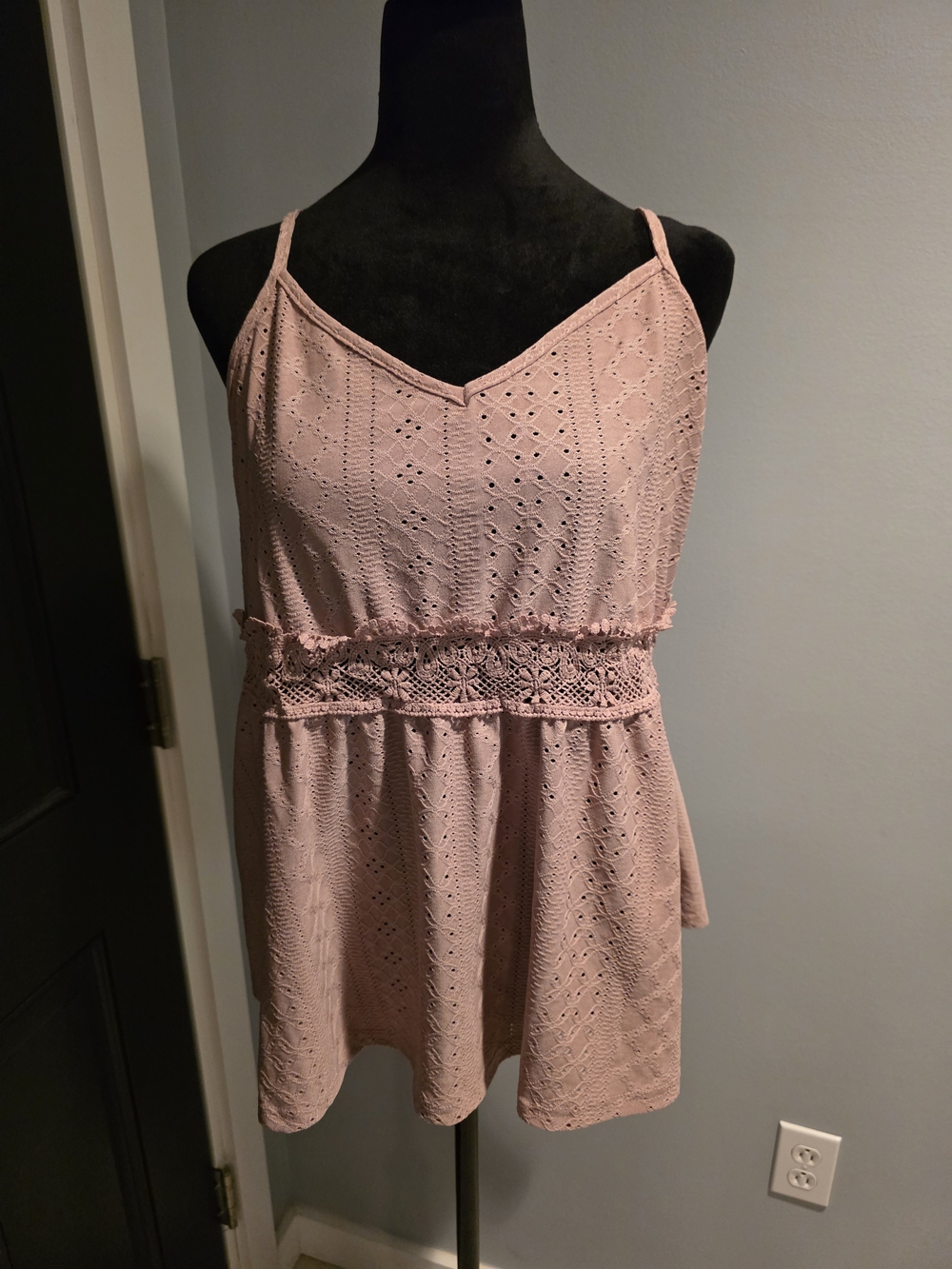 SHEIN Curve Eyelet Cami Top - Dusty Pink